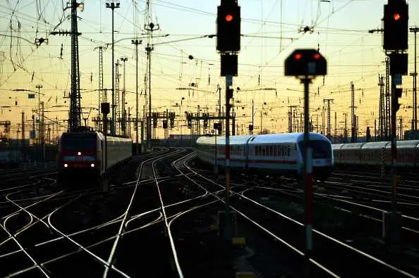 Свлачище блокира най-натоварения европейски маршрут за товарни жп превози