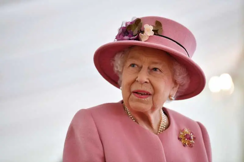 Елизабет II: Ще разгледаме въпроса за расизма