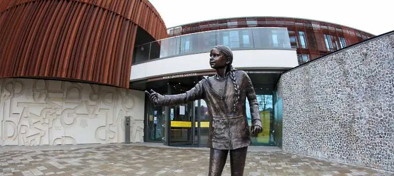 Британски университет издигна статуя на Грета Тунберг