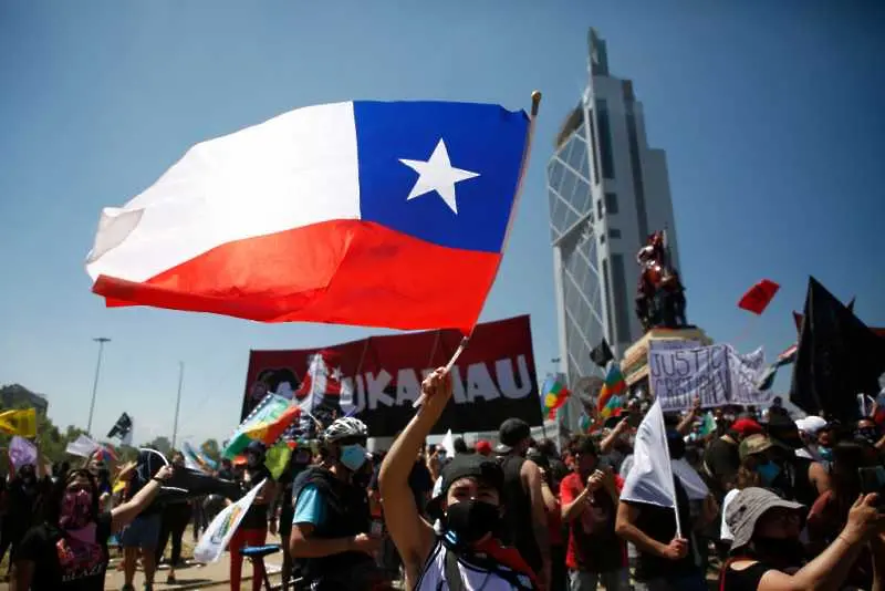 Чили отлага изборите с месец заради здравната криза