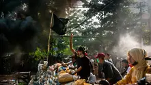 Протестиращите в Мианма изгориха конституция на военните