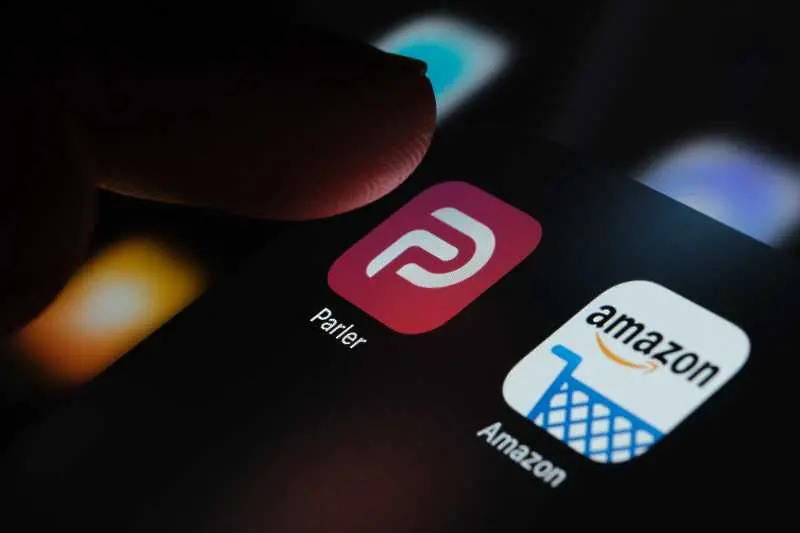 Apple връща социалната мрежа Parler в онлайн магазина си