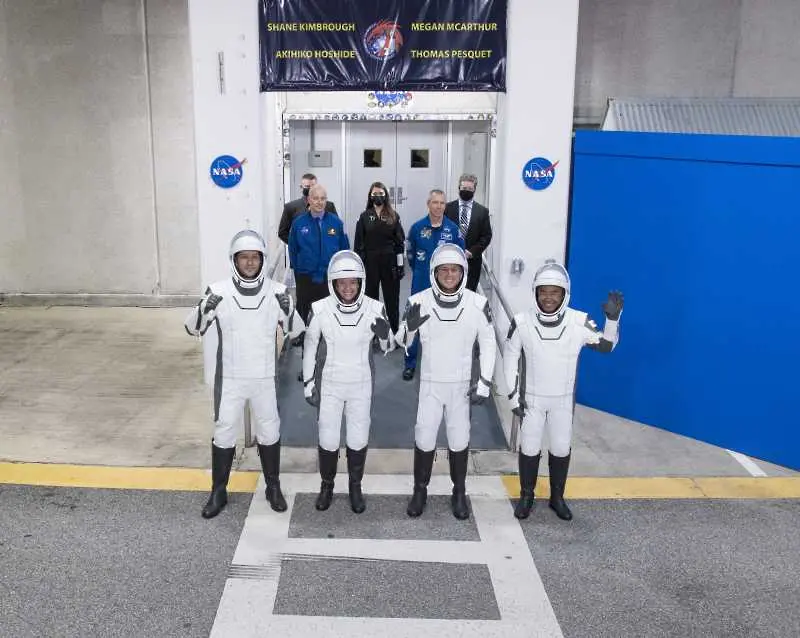 Астронавтите на НАСА и SpaceX пристигнаха на Международната космическа станция
