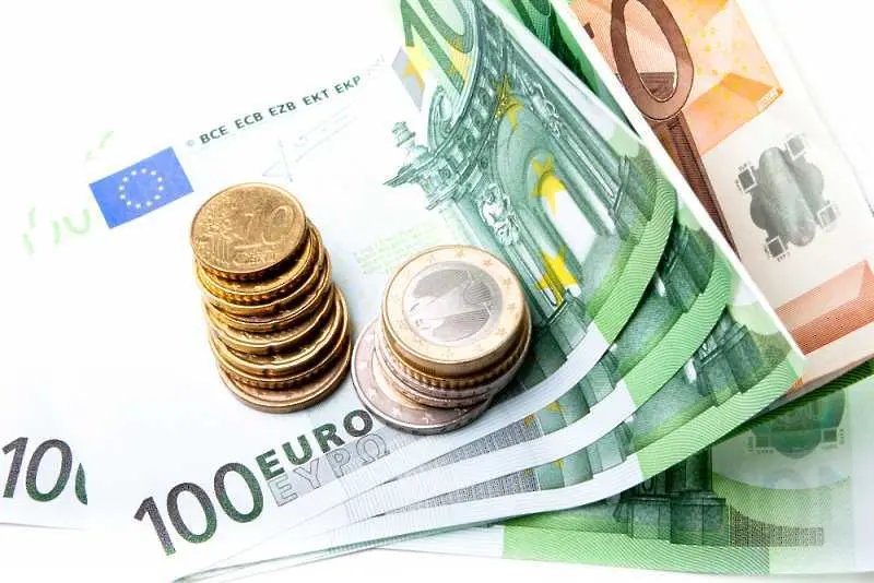 Еврото се стабилизира над прага от 1,21 долара