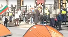 Протестиращи разпънаха палатки пред Съдебната палата