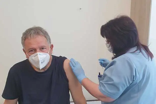Служебният здравен министър се ваксинира срещу COVID-19