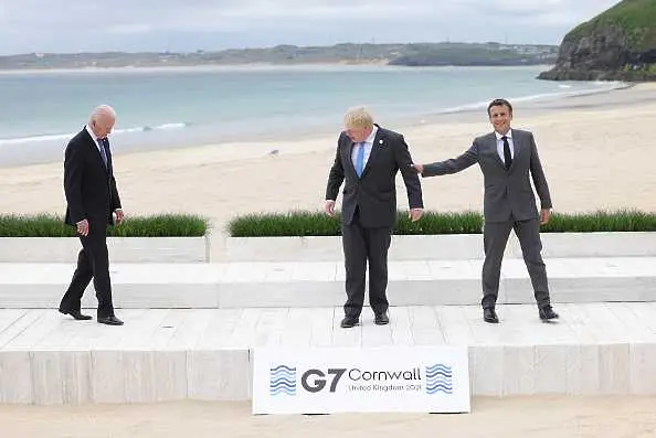 Със снимки на плажа започна срещата на върха на Г-7