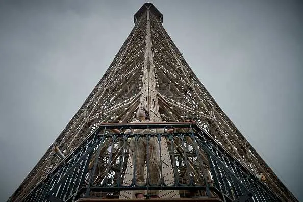След 9 месеца пауза Айфеловата кула отново отвори за посетители 