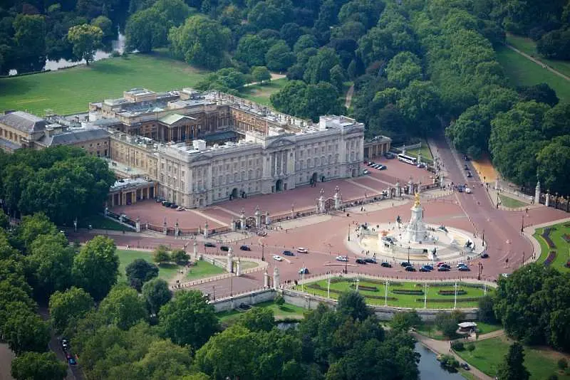 Бъкингамският дворец отваря градините си за посетители 