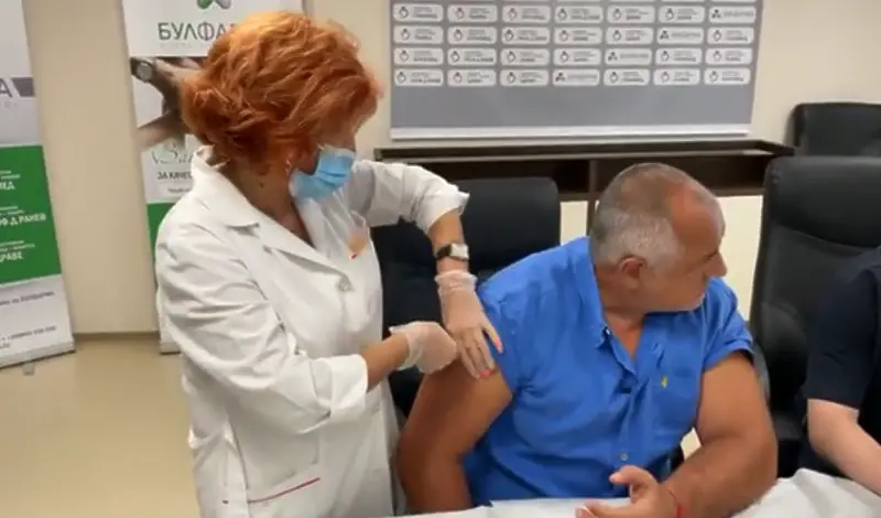 Бойко Борисов се ваксинира против COVID-19