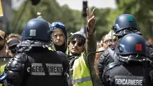 Месец и половина французи протестират срещу здравния пропуск