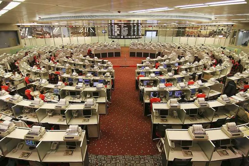 Китайските власти спряха излизането на борсата на 42 компании  