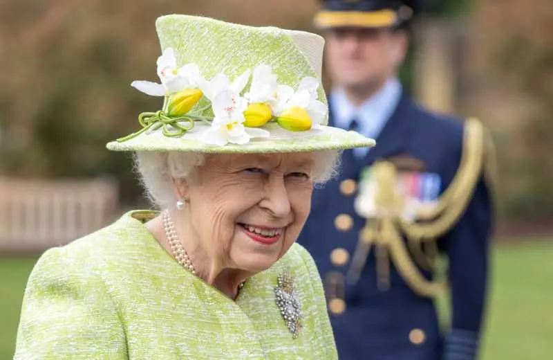 Кралица Елизабет II може да съди принц Хари заради мемоарите му