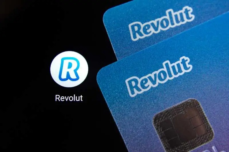Revolut започва да се конкурира с Booking за туристически резервации
