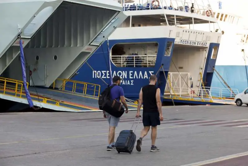 Силни ветрове спряха фериботите в Гърция