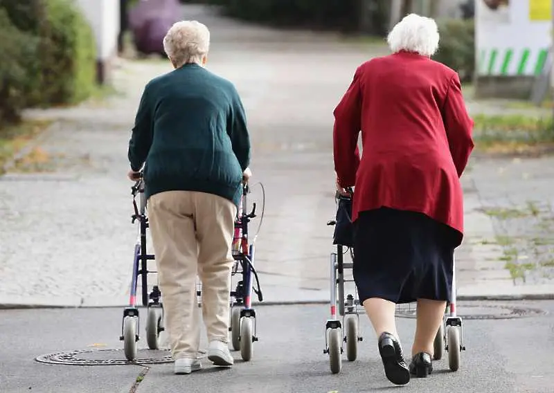 В ЕС по-малко от трима души в активна възраст издържат един възрастен 