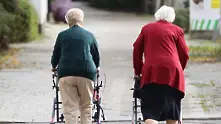 В ЕС по-малко от трима души в активна възраст издържат един възрастен 
