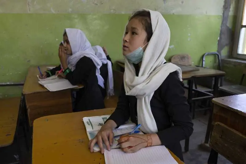 Талибаните пускат само момчета в средните училища в Афганистан