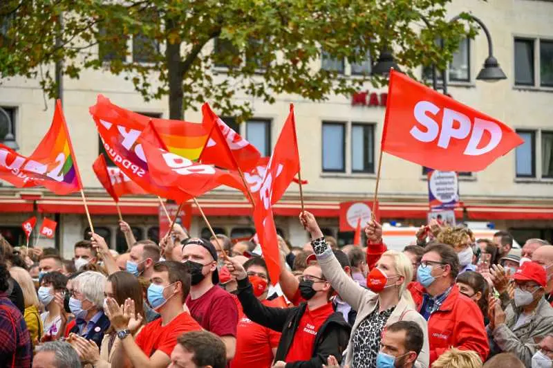 Социалдемократите водят с 1 пункт на партията на Меркел преди изборите в Германия утре 
