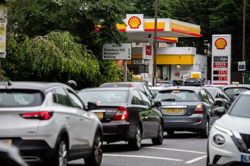 Паника и опашки пред бензиностанциите във Великобритания