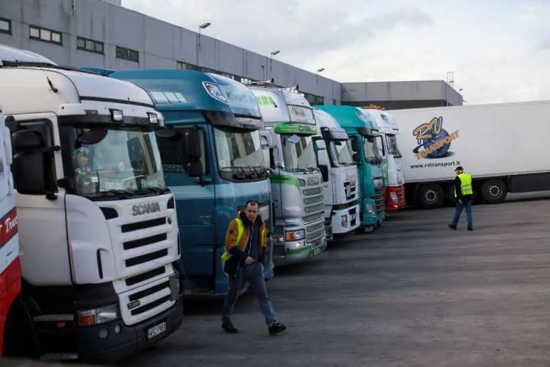 Великобритания търси бързи решения на проблема с недостига на шофьори на камиони