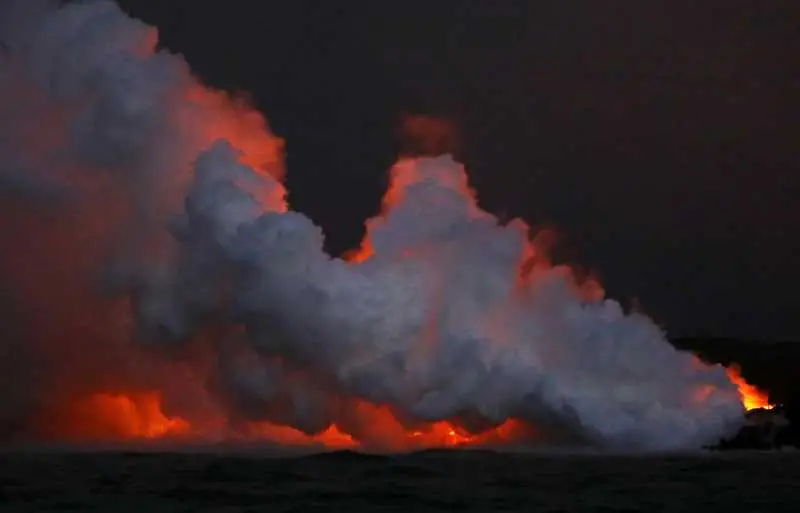 Лавата от вулкана на испанския остров Ла Палма достигна океана