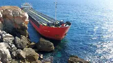 Разтоварването на заседналия кораб започна, част от товара пада в морето 