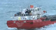 Трима души от кораба Vera Su са пожелали да слязат на брега