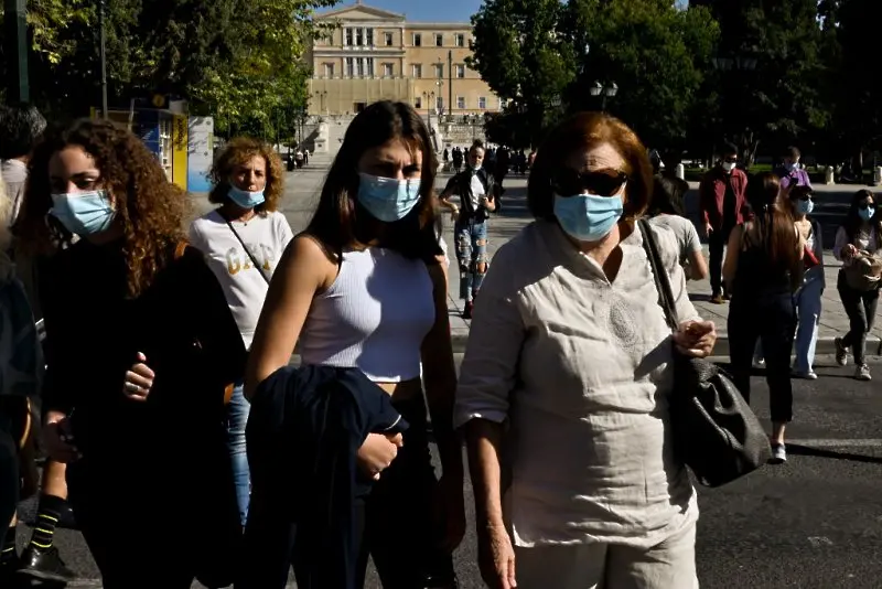 Гърция обмисля да въведе носенето на двойна маска в обществения транспорт