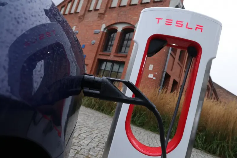 Tesla отваря зарядните си станции за коли на други марки