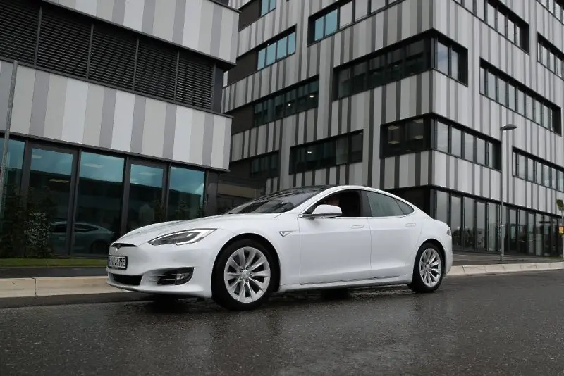 Шофьори на Tesla не могат да влязат в колите си заради проблем с приложението