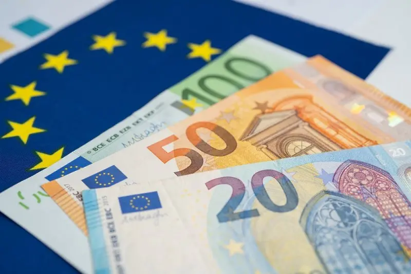 Еврото остана стабилно над 1,12 долара
