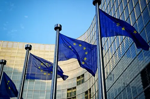 Знамето на ЕС беше свалено от Триумфалната арка в Париж след скандал