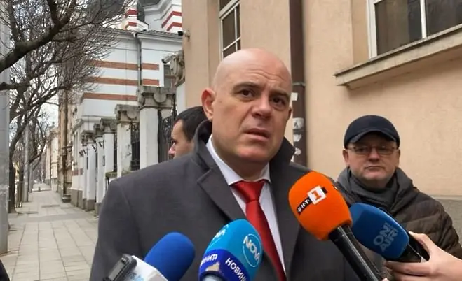 Управляващата коалиция призова Гешев да подаде оставка. Той отговори: Кризисен пиар
