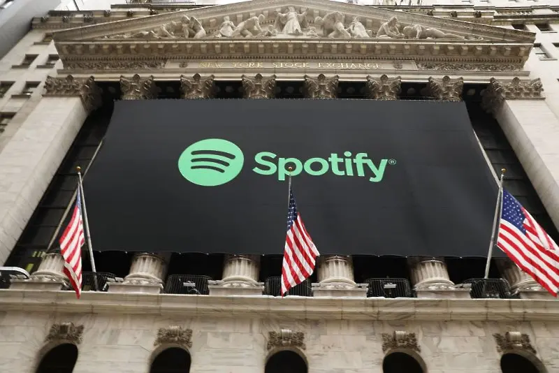 Джо Роугън, коронавирус и недоволни изпълнители: Как Spotify рискува целия си бизнес