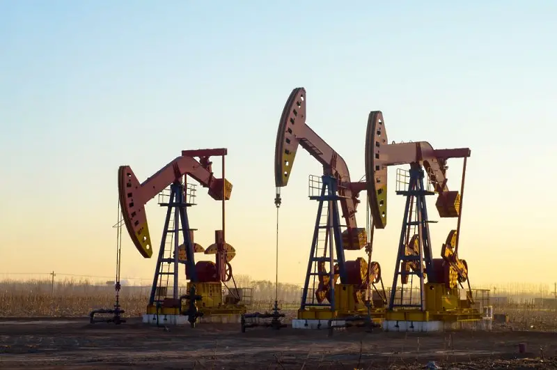 Цените на петрола се насочват към шести пореден седмичен ръст