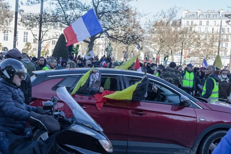 Френският „конвой на свободата“ влезе в Париж. В Канада полиция разпръсква протестиращи