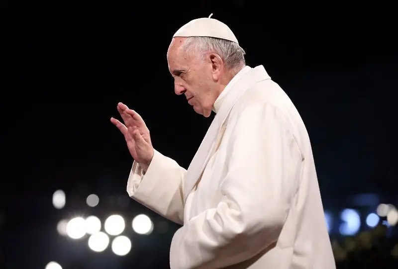 Безпрецедентно посещение: Папата отиде при руския посланик в Светия престол