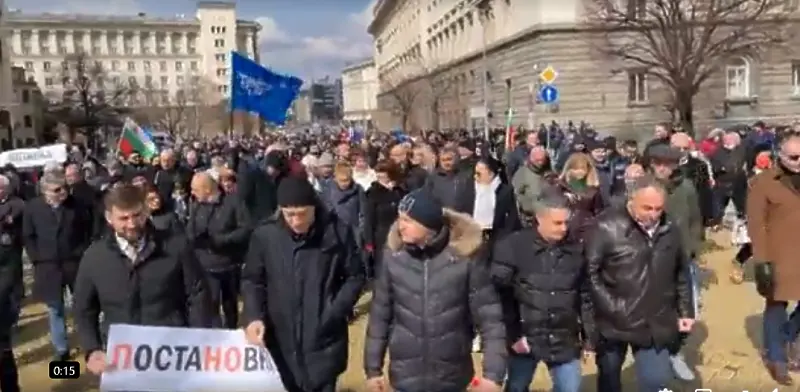 Протестиращите от ГЕРБ са пред парламента, искат разпускането му