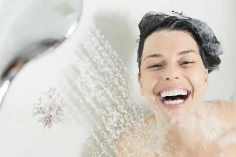 Измийте стреса - с топла вана с капки ароматно масло или отпускащ душ - важното е през това време да се наслаждавате единствено на водата и да не мислите за нищо. Снимка: Shutterstock