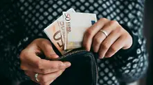 Вдигат минималната заплата във Франция от 1 май заради инфлацията 