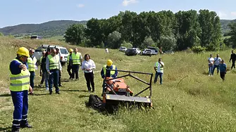Роботи почистват реки и язовири в България, ще гасят и пожари