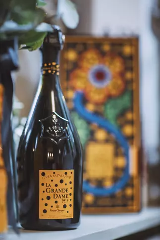 Шампанско La Grande Dame, реколта 2012, лимитиран етикет и кутия от Yayoi Kusama