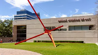 Мъж вилня в Музея на изкуствата в Далас