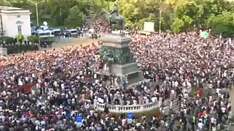 Победа скандира внушителен митинг пред парламента. На другия край - танци и музика за падането на кабинета 