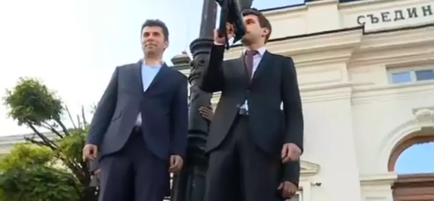 Мафията вън скандират пред парламента на протест в подкрепа на Никола Минчев
