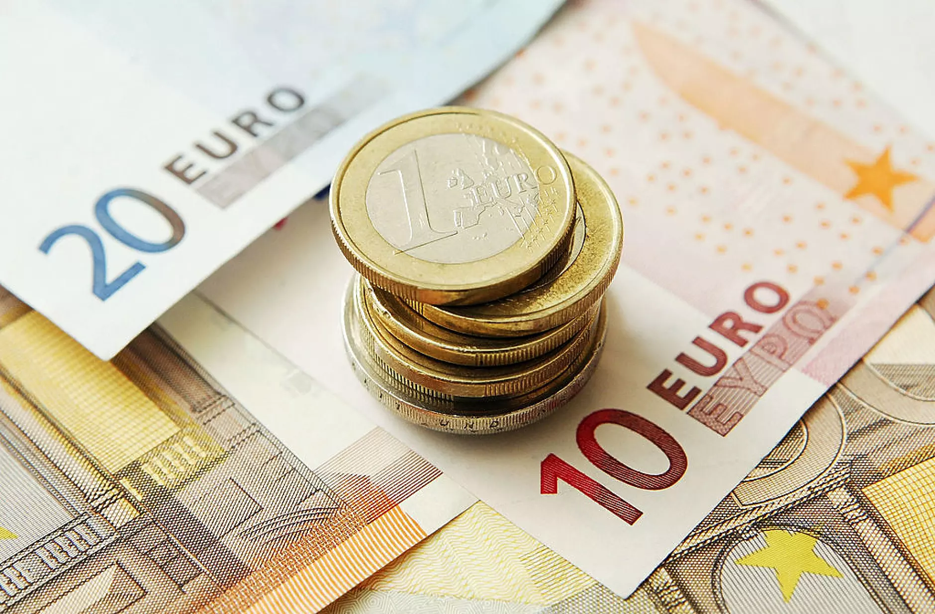 Еврото се търгува за 1,0194 долара