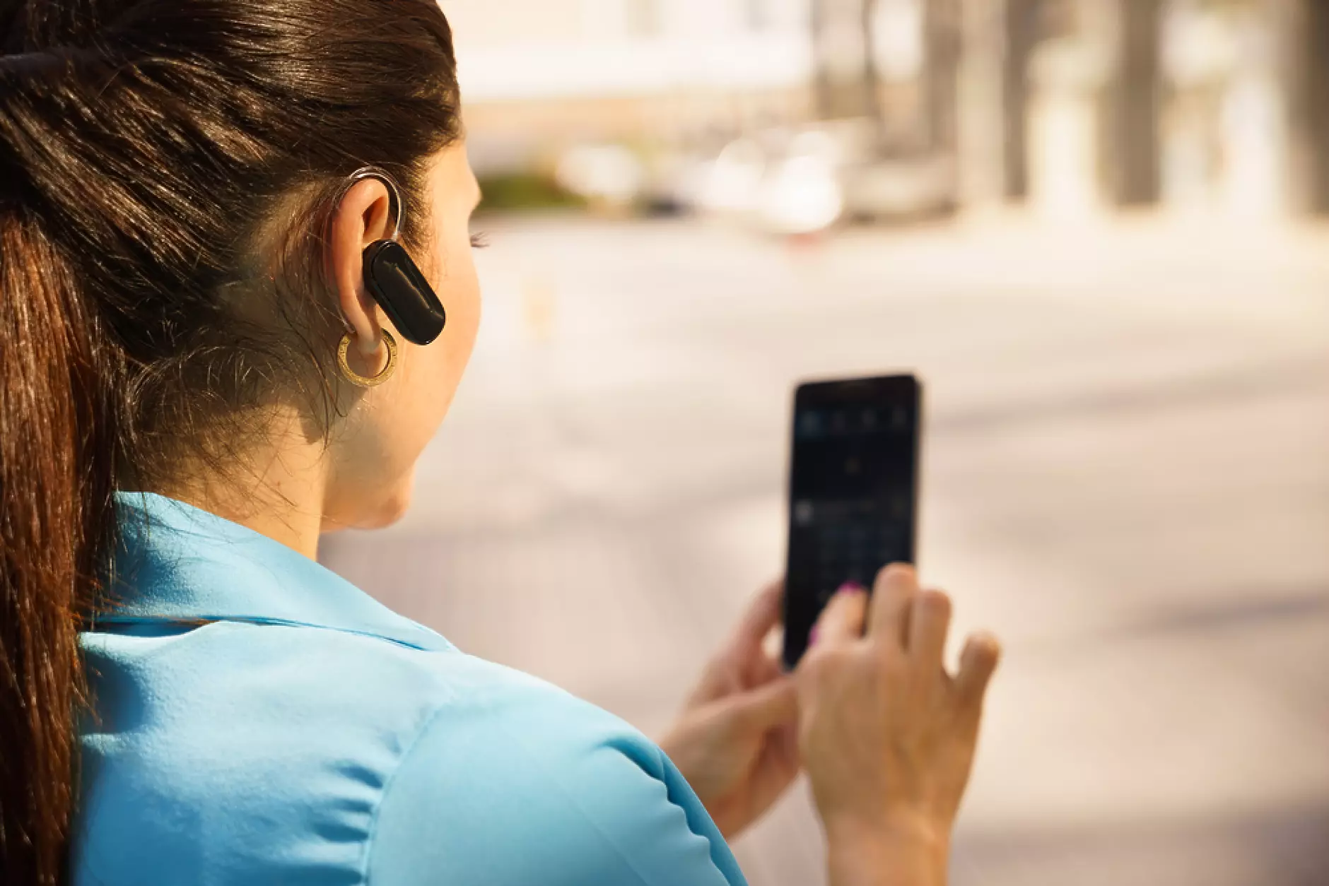 Bluetooth слушалки заглушават гласа на собственика си на обществени места