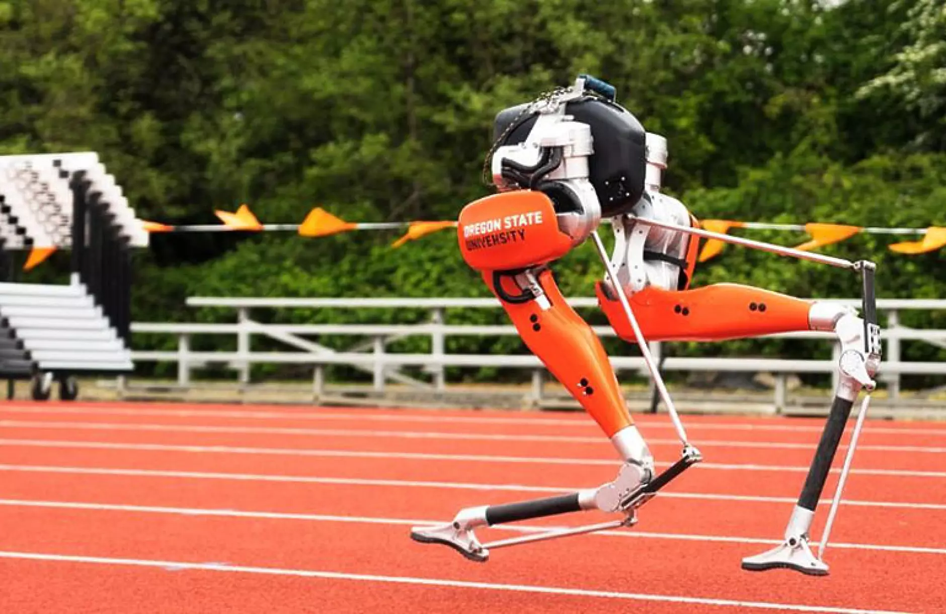 Робот влезе в „Гинес“ като рекордьор на 100-метров спринт 