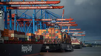 Контейнеровози отменят плавания заради спад в световната търговия
